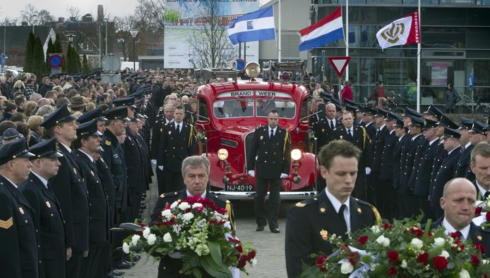 Bij een reeks branden in Veendam in februari en maart 2010 kwam ook brandweerman Wiebe de Vries om het leven. Tijdens zijn uitvaart werd het stoffelijk overschot in een oude brandweerauto langs de kazerne gereden.