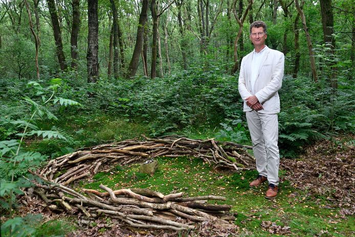 Alex Engbers in het bos rond Kamp Amersfoort, bij de plek waar Henk Sneevliet in 1942 werd gefusilleerd.