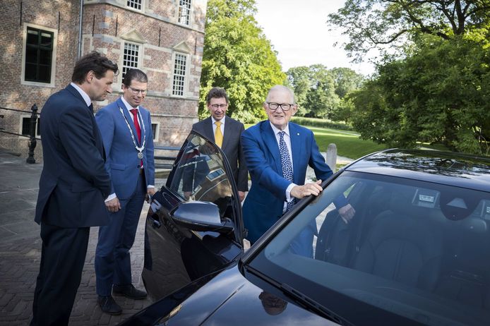 Prof. mr. Pieter van Vollenhoven tijdens de opening van een tweede locatie van Museum MORE. Deze locatie toont het werk en leven van Carel Willink, een Nederlandse kunstschilder van magisch realisme.