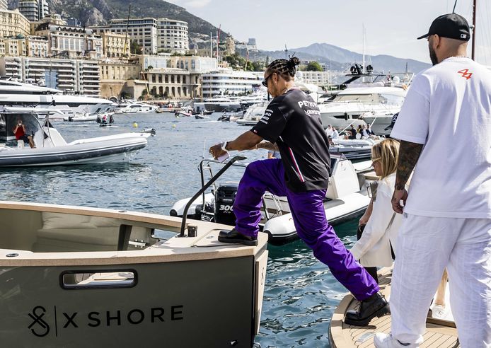 Lewis Hamilton stapt op een boot voorafgaand aan de Grote Prijs van Monaco.