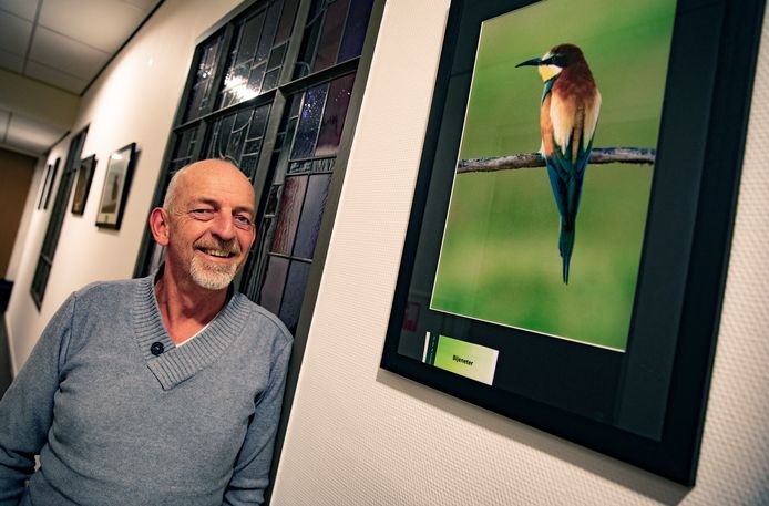 Jos van de Kerkhof bij zijn expositie van zijn natuurfoto's.
