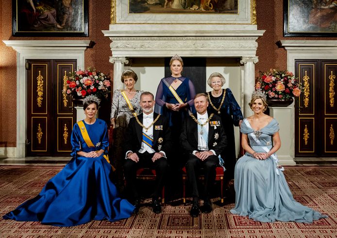 Koning Willem-Alexander, koningin Maxima, kroonprinses Amalia, en de prinsessen Beatrix en Margriet tijdens de officiele foto voorafgaand aan het staatsbanket met koning Felipe en koningin Letizia in het Koninklijk Paleis.