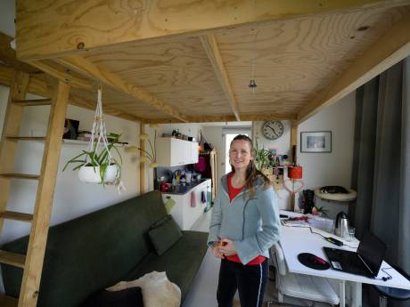 Debby uit Enschede woont in een tiny house: ‘Groot genoeg, maar de privacy kan beter’
