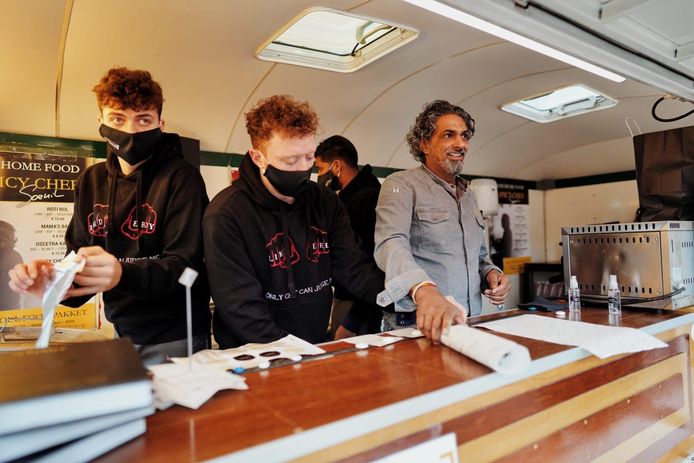 Soenil Bahadoer met zijn personeel in de foodtruck in Nuenen.
