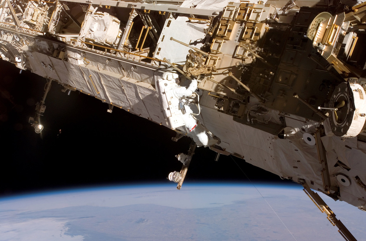 Een inspectie van het ISS In 2007. Beeld Getty