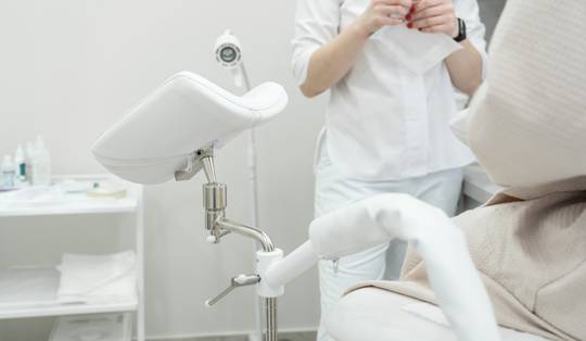 ‘Welke vrouw denkt nu nog dat haar klacht ernstig onthaald zal worden?’: Tiense gynaecoloog G.D. mag job opnieuw uitoefenen