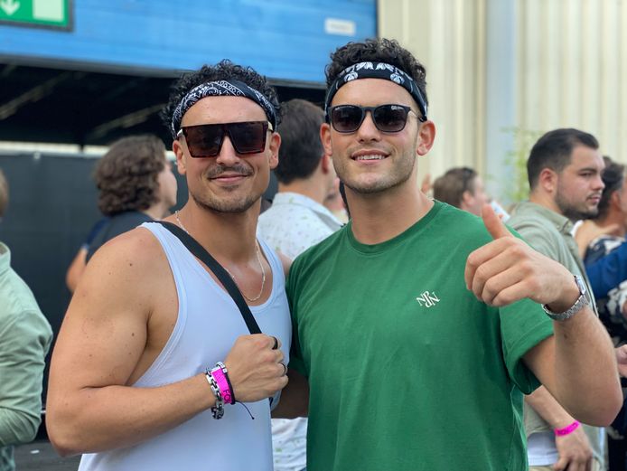 Broers Karim en Yassin genieten met volle teugen van het dansfeest.