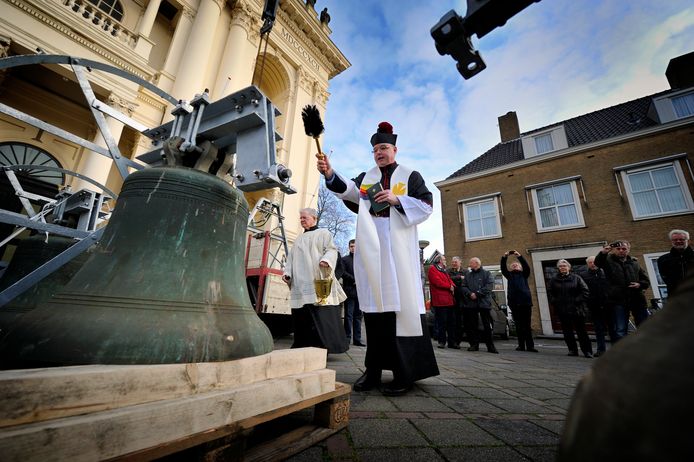 Vooraleer de drie klokken uit Standdaarbuiten in de basiliek gehesen werden, werden ze door pastoor Maickel Prasing ingezegend.