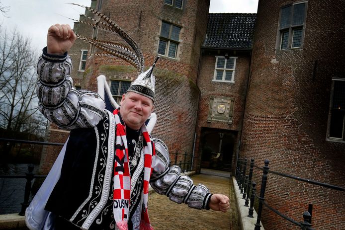 Prins Bies van Klaiendam, in het dagelijks leven Martin van Biesen uit Dussen, is dolgelukkig dat carnaval doorgaat en gaat alvast even los bij Kasteel Dussen.