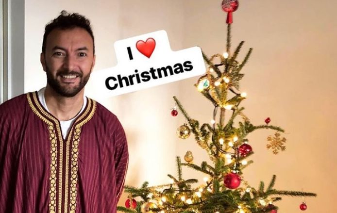 Nasrdin Dchar poseert trots met zijn kerstboom