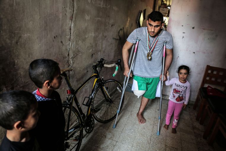 De 21-jarige Palestijnse wielrenner Alaa Al-Daly zag zijn droom om Parlestina te vertegenwoordigen op de Aziatische Spelen in rook opgaan toen hij zijn been verloor na een opgelopen schotwonde tijdens de protesten. Beeld AFP