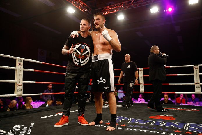 Kickbokser Nale Omeragic viert zijn zege met voetballer Alexander Büttner tijdens een eerdere editie van King of the Ring in Westervoort.