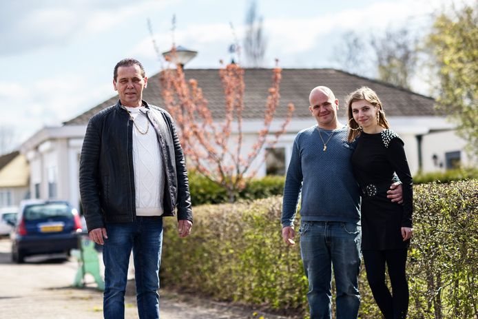 John Verbaandert (links) is woordvoerder van de bewoners van woonwagenkamp Etten-Leur. HIj strijdt voor uitbreiding. Rechts medebewoners en mede-familieleden Karel en Naomi Verbaandert.