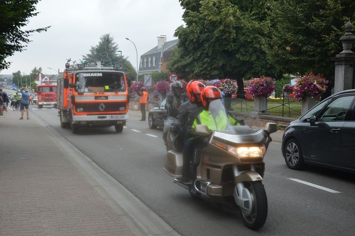 De brandweerwagen vertrekt in Meerbeke.