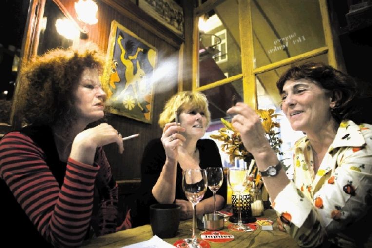 Rokers in een Bosch' cafÃ©. 'Hoe kleiner de buurtkroeg is, hoe geringer het draagvlak voor het rookverbod.' ( FOTO ROBIN UTRECHT, ANP ) Beeld 
