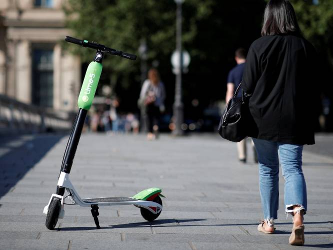 Burgemeester Parijs verbiedt parkeren van elektrische steps op voetpad en wil dat snelheid naar beneden gaat