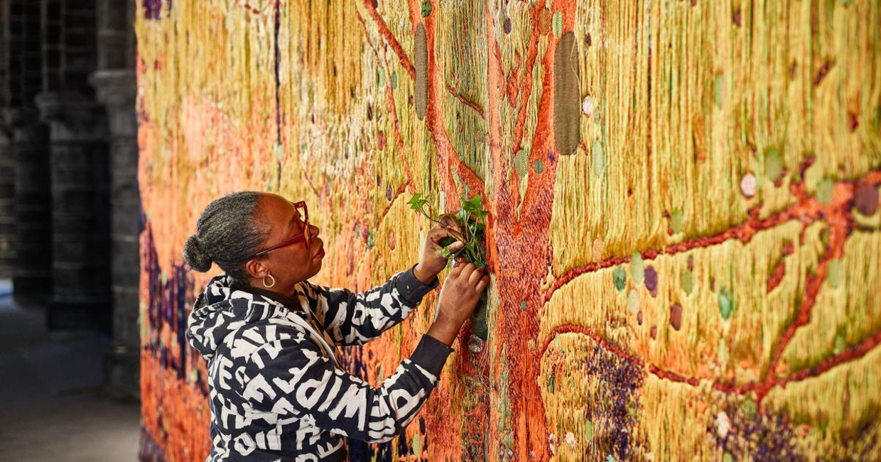 Otobong Nkanga, 'Underneath the Shade We Lay Grounded' (Sint-Janshospitaal Brugge). Beeld Otobong Nkanga