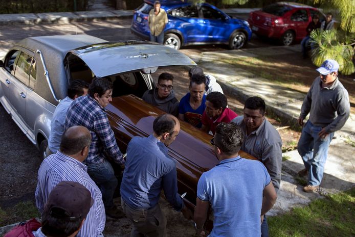Nabestaanden van burgemeester Fernando Angeles Juárez dragen zijn kist tijdens de begrafenis afgelopen week.