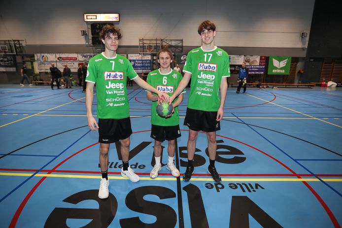 Visé - Initia Hasselt
Vlnr Alexander Dupont, Tuur Borgerhoff en Jasper Bielen mochten hun debuut vieren van T1 Tijl Habraken.
