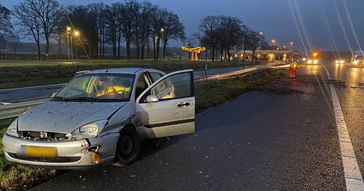 Flinke schade door ongeval op A1 bij Holten: bestuurder meegenomen door politie.