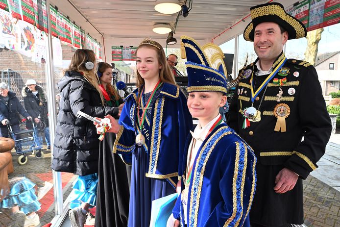 Burgemeester Joerie Minses heeft zojuist de sleutel van Luilekkerland overhandigt aan jeugdprinses Liona in het Glaoze Huus.