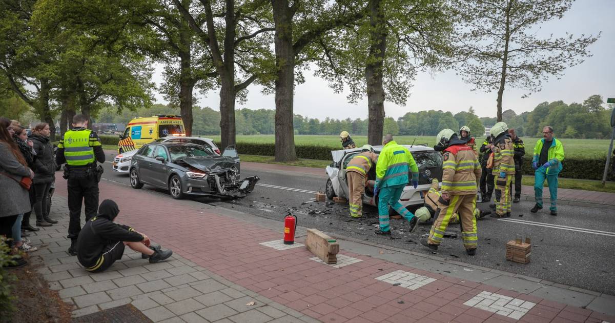 Ongeval in Ommen: brandweer probeert beknelde bestuurder te bevrijden.