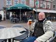 Edwin Visser geniet van een pilsje op het terras in Veghel.
