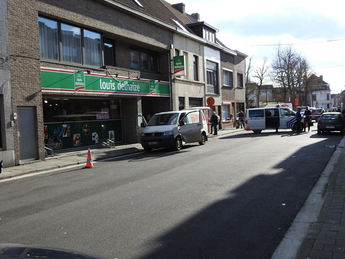 De steekpartij gebeurde vlak voor supermarkt Louis Delhaize in de Blazoenstraat.