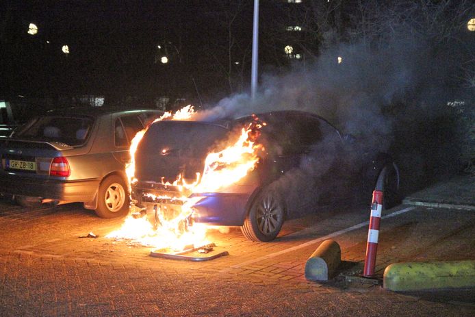 De brandweer kon niet voorkomen dat het voertuig volledig uitbrandde.
