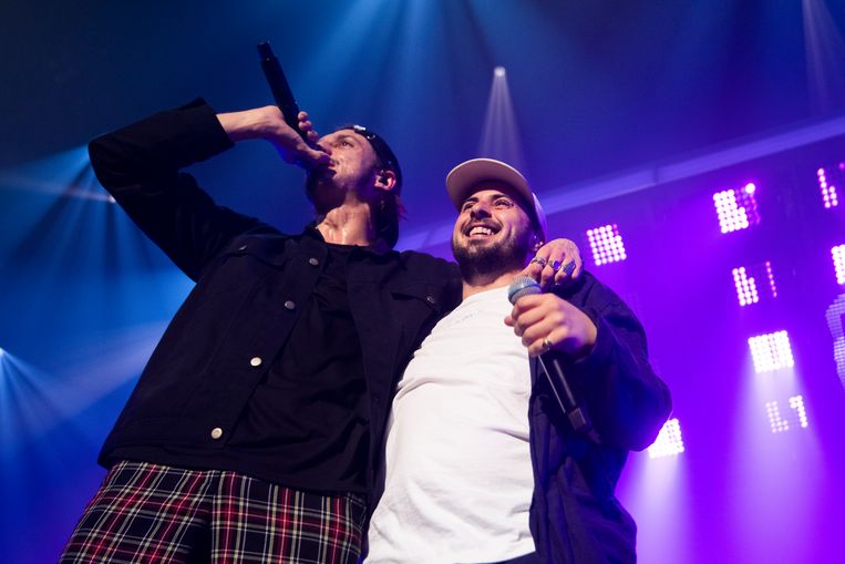 Romeo Elvis en Zwangere Guy samen op het podium in Vorst Nationaal Forest National (20 april 2019). De twee rappers zijn echter het label ‘urban’ ontgroeid: Zwangere Guy is in zeven MIA-categorieën genomineerd. Beeld Alex Vanhee