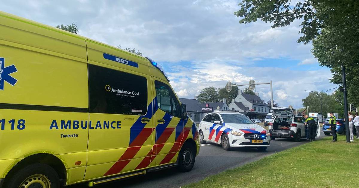 Kopstaartbotsing met drie voertuigen op kruising in Emmen, een persoon met ambulance meegenomen naar het ziekenhuis.