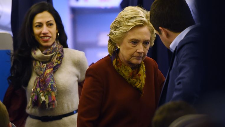 Hillary Clinton en haar medewerker Huma Abedin. Beeld AFP