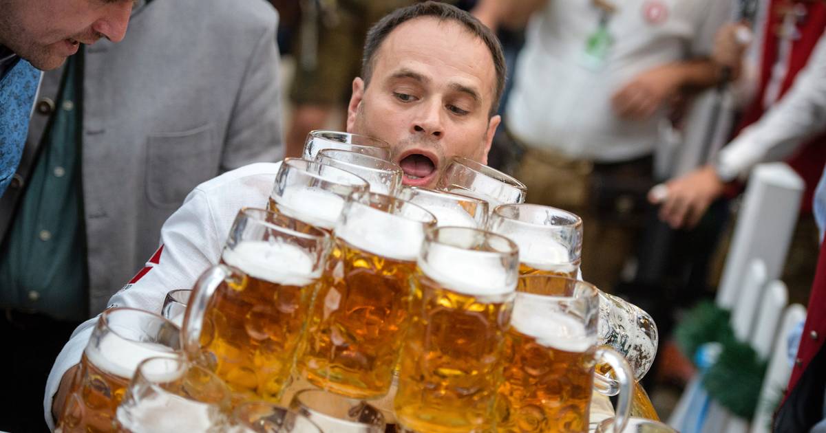 Schol! Duitser verbreekt eigen record bierpul dragen | Bizar |