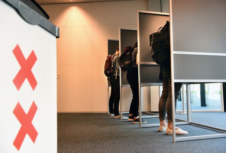 Amsterdamse studenten stemmen vaak net even voor hun college of in een pauze.  Beeld Marcel van den Bergh