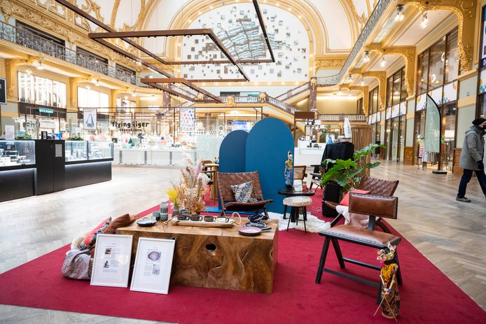 Marina Mai menjual furnitur Indonesia di platform Codesignhub-nya.