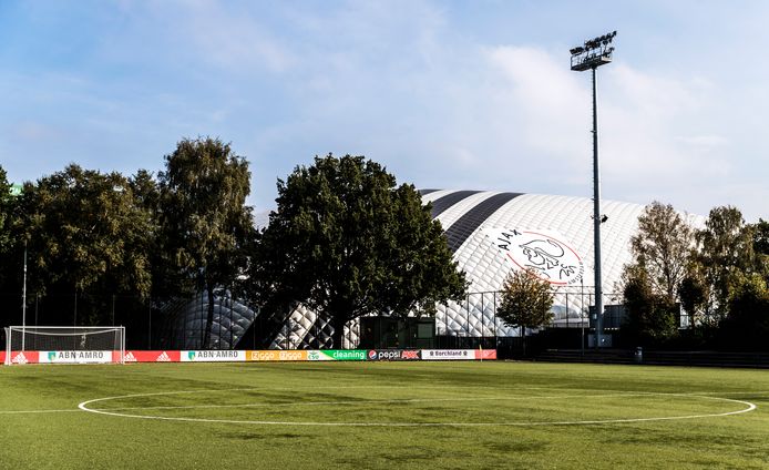 Een kunstgrasveld op sportpark de Toekomst, het trainingscomplex van Ajax.
