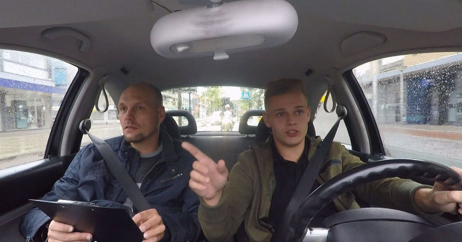 Hilarisch of schandalig? Slechtste chauffeurs van Nederland scheuren door Enschede Foto