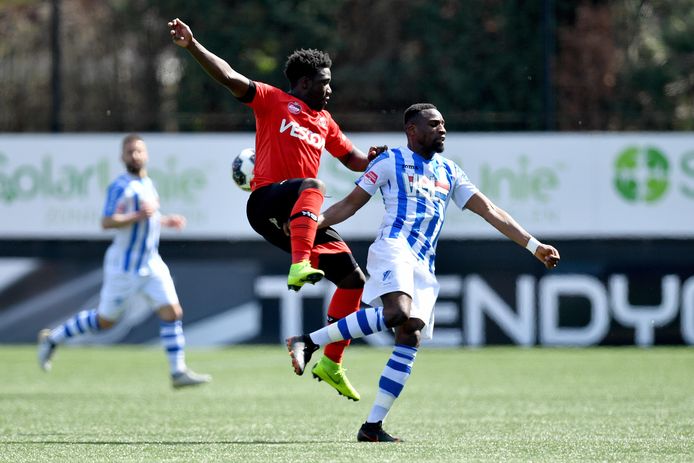 Maiky Fecunda (Helmond Sport) in duel met Elton Kabangu (FC Eindhoven).