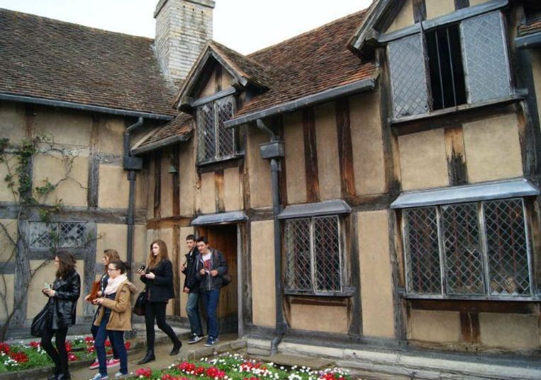 Toeristen bij het geboortehuis van Shakespeare in Stratford-upon-Avon, dat is uitgegroeid tot een heus bedevaartsoord. Beeld Arjen van der Horst