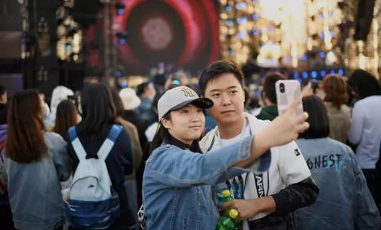 Het publiek staat dicht op elkaar tijdens een muziekfestival in Beijing. Zelfs mondmaskers zijn niet meer nodig.