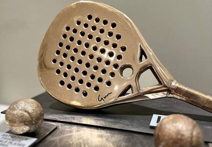 Wie het toernooi twee keer in drie jaar wint, gaat met een bronzen racket ter waarde van 25.000 euro naar huis.