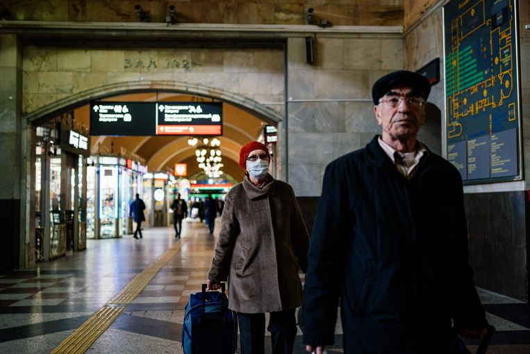 Een voetganger op een station in Moskou draagt een mondkapje tegen het coronavirus. Officieel zijn er 253 gevallen van coronabesmettingen in het land. Beeld AFP