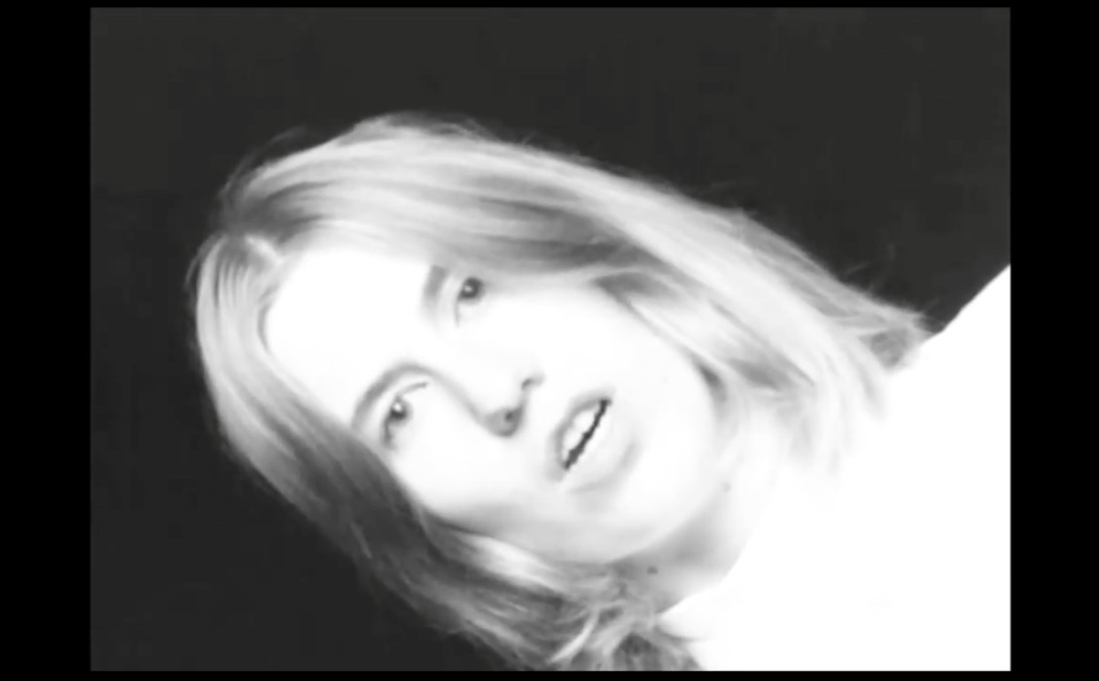 Fenne Kuppens in de clip van 'Surface' Beeld PIAS