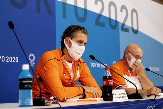 Chef de mission Pieter van den Hoogenband  en technisch directeur Maurits Hendriks bij hun persconferentie op de vierde dag van de Olympische Spelen.