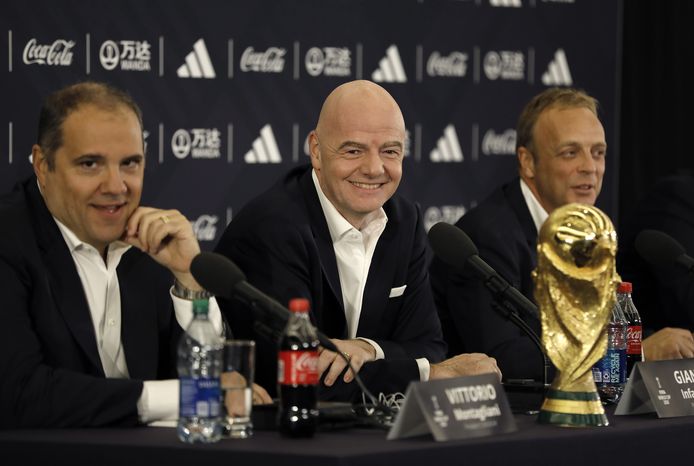 FIFA-voorzitter Gianni Infantino (midden) tijdens de persconferentie in New York.