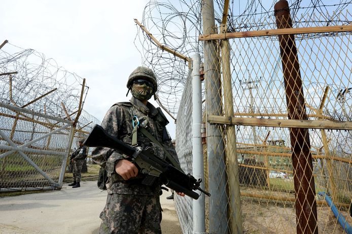 Een Zuid-Koreaanse soldaat bij de grens met Noord-Korea.