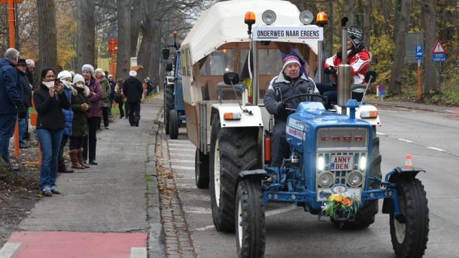 Ruiters, koetsiers en tractoren trekken door straten voor Sint-Elooifeest