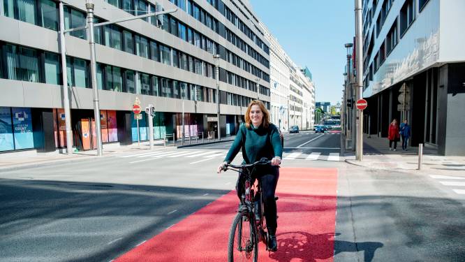 Elke Van den Brandt reçoit un prix de la promotion du vélo à Lisbonne