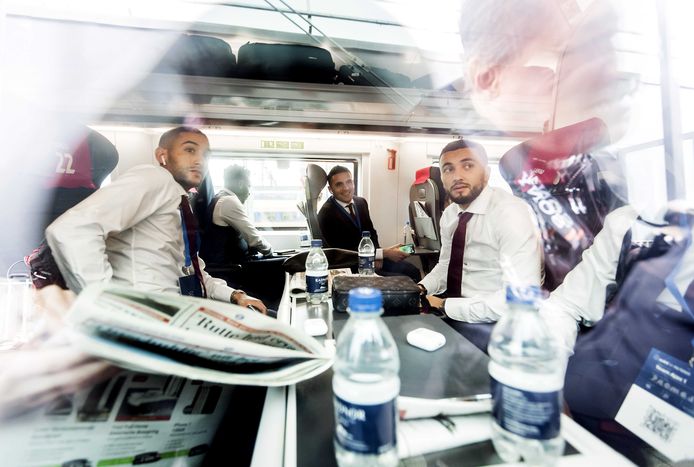 Hakim Ziyech, André Onana, Dusan Tadic en Zakaria Labyad in de trein op het perron van Amsterdam Centraal.