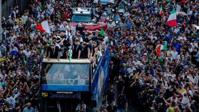 Italiaanse kampioenen tonen beker aan duizenden fans in Rome